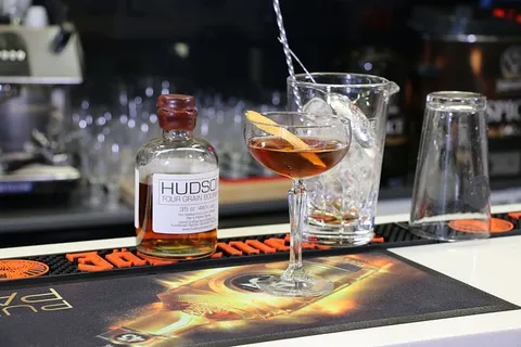 酒精、曼哈顿、酒吧、饮料、鸡尾酒、玻璃杯、冰块、室内