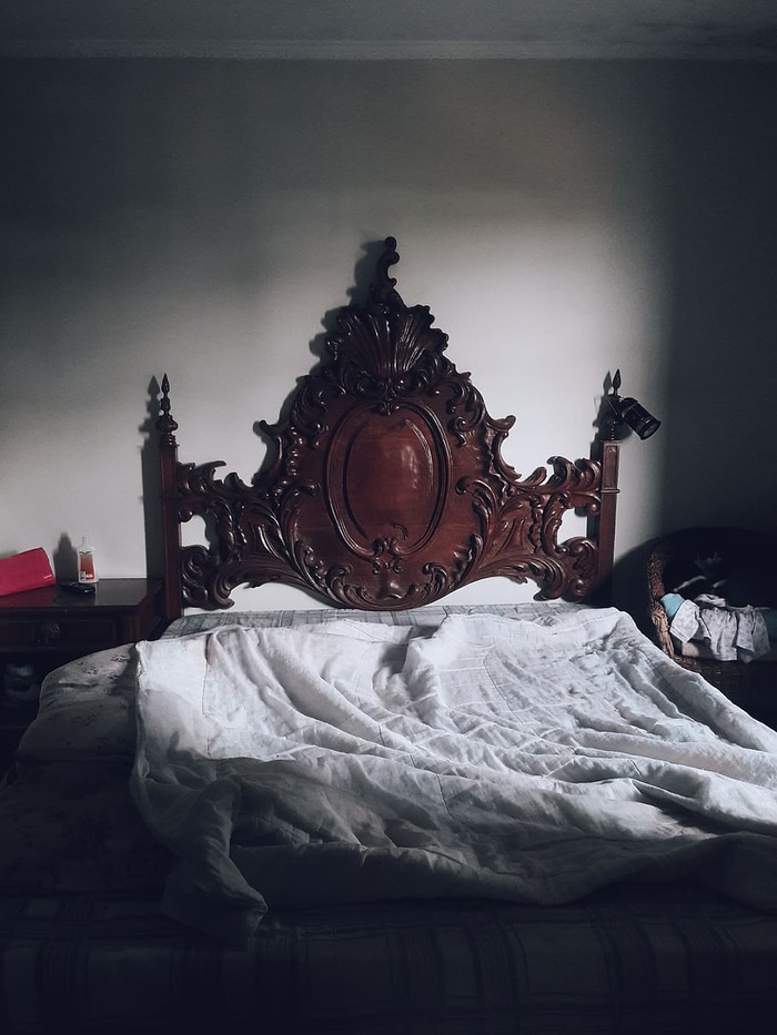 床上的白色毯子