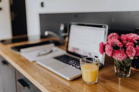 大理石架子上有美丽的粉红色鲜花