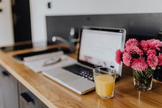 大理石架子上有美丽的粉红色鲜花