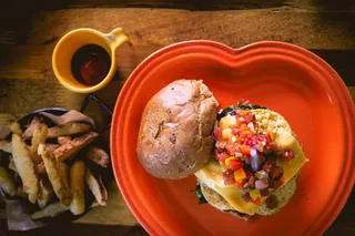 汉堡包、食物、享受、食物和饮料、即食、新鲜度、餐桌、室内