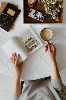 女人看书喝咖啡