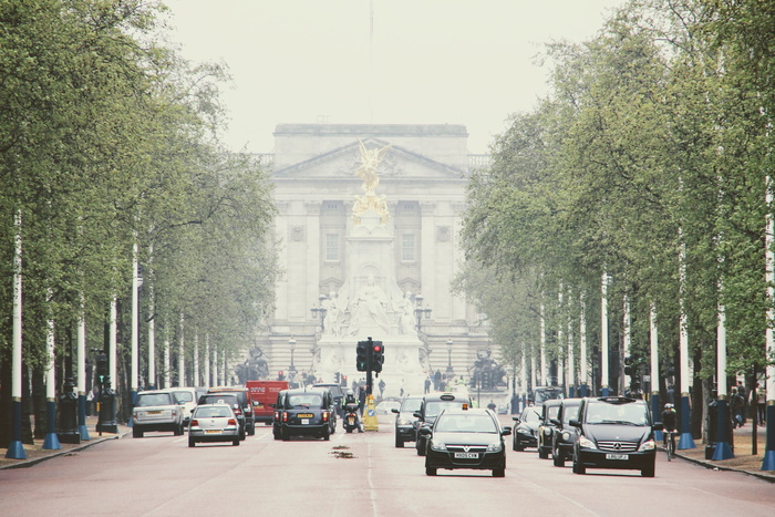 车辆、树木、建筑、英国伦敦、道路、左侧交通、街景