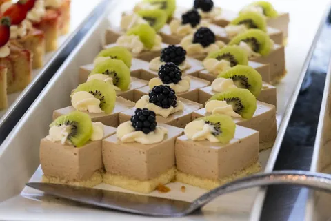 甜点、蛋糕、大块、甜食、水果、浆果、水果、覆盆子