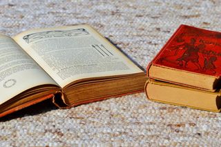 书籍，旧书，古老的烹饪书籍，烹饪书籍，书堆，古老的德国经文，古董，历史