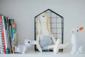 货架上的各种玩具和物品