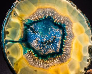 黄色晶洞、玛瑙片、蓝色、近景、灯光、特写、医疗保健和医学、科学