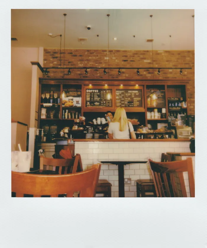 站在白色柜台附近的女人