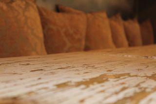 桌面、靠垫、晚餐、木质材料、选择性聚焦、室内、食品和饮料、地窖