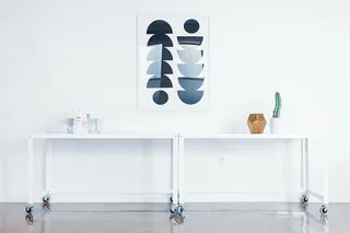 两个，白色，金属边桌，建筑，建筑，基础设施，结构，设施