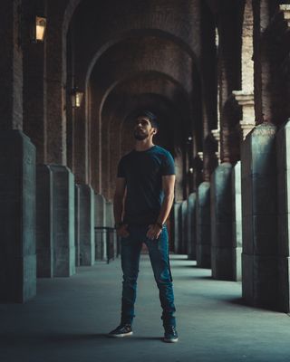 站在走廊里的男人的照片