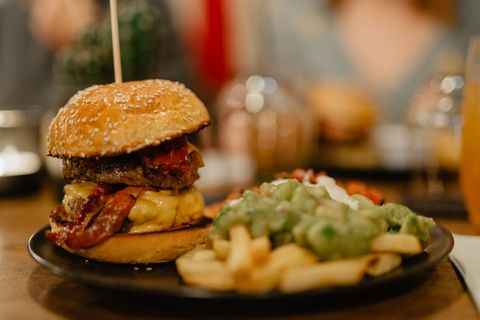 汉堡包和薯条，汉堡包，食品，薯条，培根，奶酪，灵魂食品，薯条