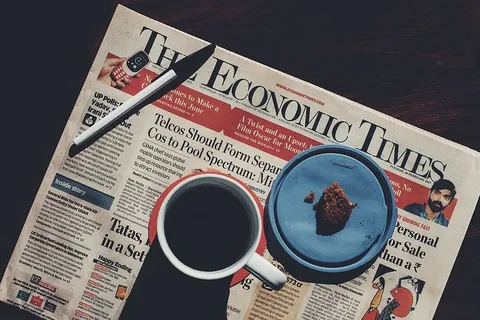 桌子上放着咖啡杯和报纸 桌子上放着咖啡杯和报纸