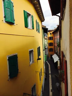 狭窄的小巷,托伯勒,峡谷中的房屋,建筑外观,建筑,建筑结构,窗户,建筑 狭窄的小巷,托伯勒,峡谷中的房屋,建筑外观,建筑,建筑结构,窗户,建筑