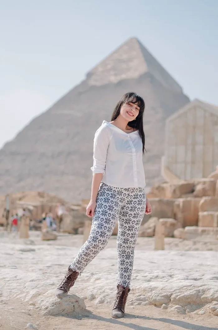 女人微笑，建筑，建筑，人类，人，金字塔，服装，服装