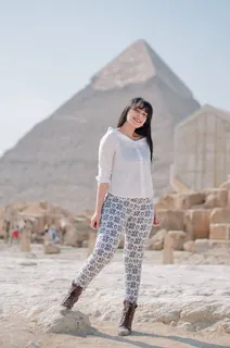 女人微笑,建筑,建筑,人类,人,金字塔,服装,服装 女人微笑,建筑,建筑,人类,人,金字塔,服装,服装