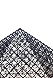 黑色建筑的低角度摄影