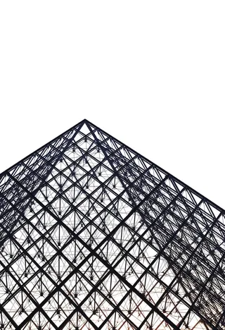 黑色建筑的低角度摄影