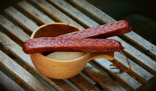 Landjäger,香肠,腊肉,丰盛,辛辣,mettwurst,木杯,木质材料 Landjäger,香肠,腊肉,丰盛,辛辣,mettwurst,木杯,木质材料