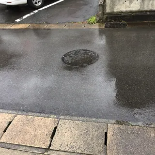 雨，人孔，道路，雨，人孔，路边，沥青，白天