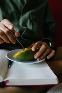 芒果，手，笔记本，一个人，拿着，室内，人手，真人