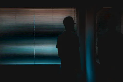 窗边男人的轮廓 窗边男人的轮廓