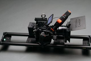 滑动广告上的黑色摄像机