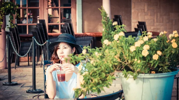 喝红色液体的女人