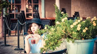 喝红色液体的女人