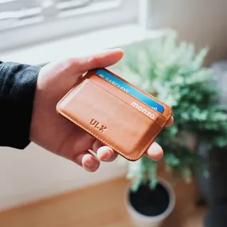 持有棕色ULX皮夹的人 持有棕色ULX皮夹的人