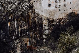 斯洛文尼亚波斯托尼亚洞穴口的Predjama城堡