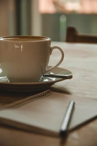 杯子，咖啡杯，陶器，茶碟，牛奶，饮料，饮料，拿铁