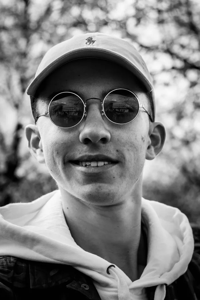 boy、bokeh、cap、noir et blanc、nb、bw、黑白、太阳镜