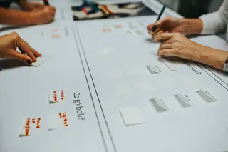 与创意设计师进行头脑风暴会议