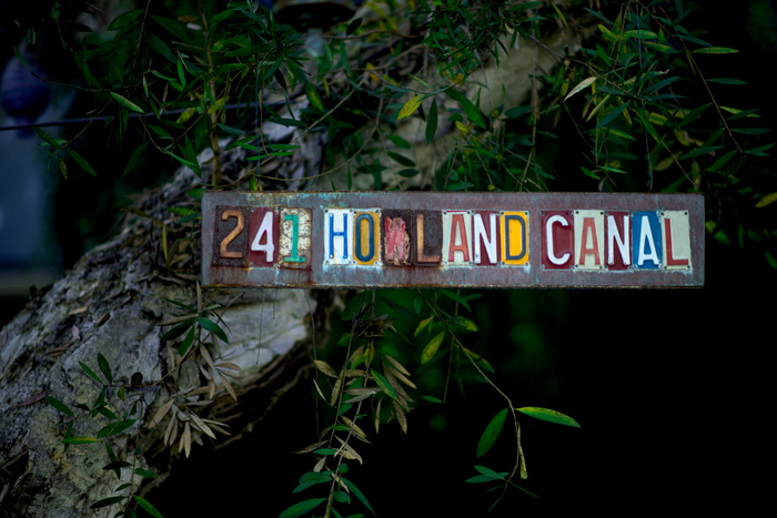 岩石上安装的多色241 Holland Canal标牌