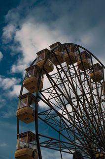 摩天轮低角度摄影