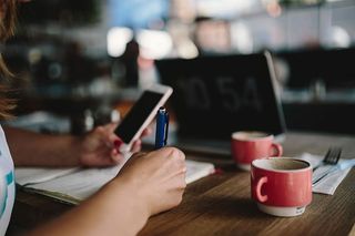 在咖啡馆工作的年轻女子