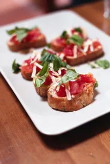 捷克、布尔诺、帕尔马干酪、帕尔米吉亚诺、番茄、意大利、烹饪、盘子