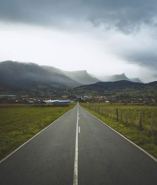 灰色沥青路和山脉