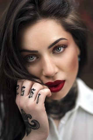 穿白领衬衫的女人