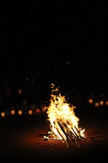 灯笼旁的篝火、圣约翰、朱尼纳节、庆典、木桩、夜晚、燃烧、火灾-自然现象 灯笼旁的篝火、圣约翰、朱尼纳节、庆典、木桩、夜晚、燃烧、火灾-自然现象