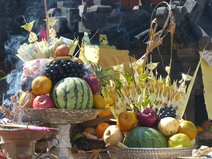 印度尼西亚、爪哇、寺庙、祭品、水果、回收站、烟雾、巴厘岛 印度尼西亚、爪哇、寺庙、祭品、水果、回收站、烟雾、巴厘岛