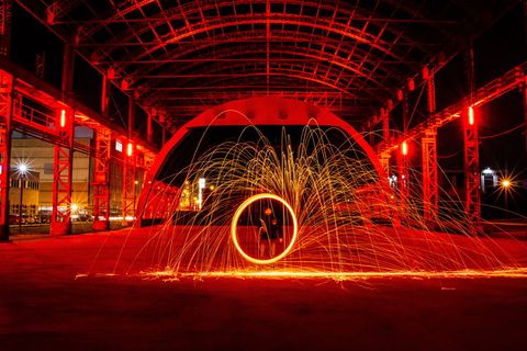 站在火展前的人的延时摄影