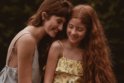 女人和女孩微笑的照片