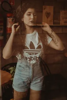 穿着阿迪达斯T恤的女士 穿着阿迪达斯T恤的女士