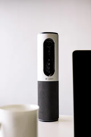 圆柱形黑白罗技扬声器