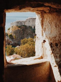 白天的方形混凝土窗