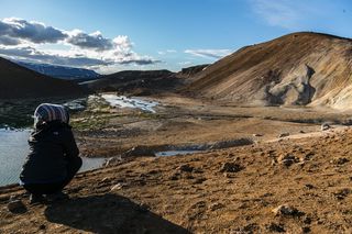 蹲在布朗山前面的人