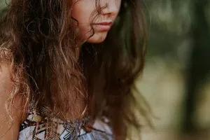 穿着裙子拿着相机的女人