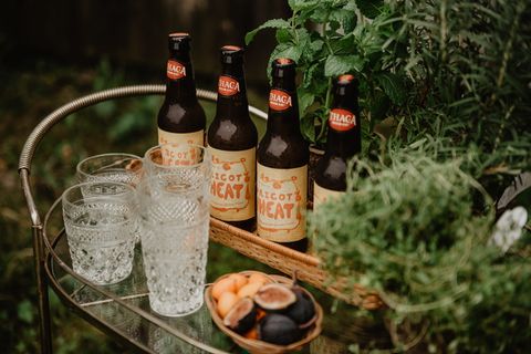 推车上的瓶子和酒杯